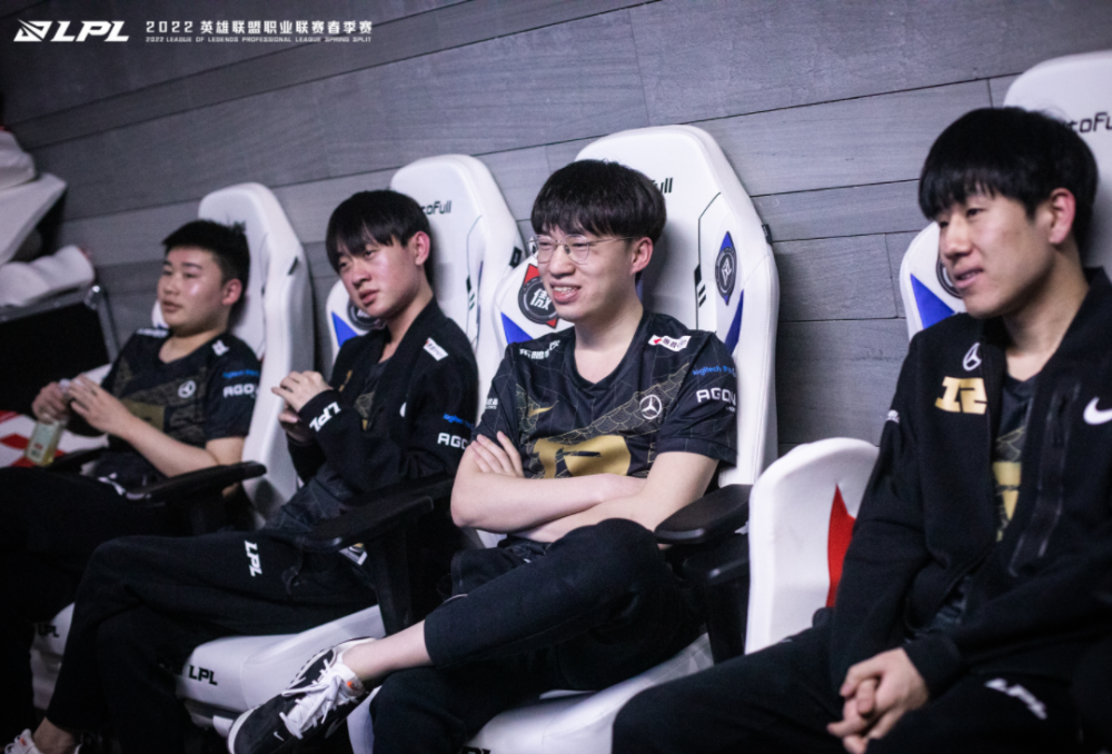 爱游戏-Rookie意外战胜勇士，刷新纪录引爆全场！引发球迷热议-爱游戏